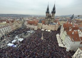 "Nu suntem singuri!". Zeci de mii de oameni au ieșit în stradă la Praga în sprijinul președintelui (Video)