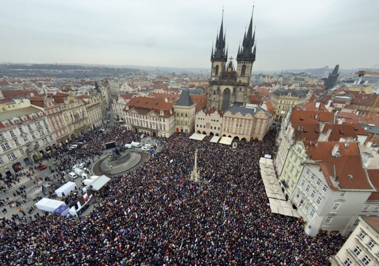 "Nu suntem singuri!". Zeci de mii de oameni au ieșit în stradă la Praga în sprijinul președintelui (Video)