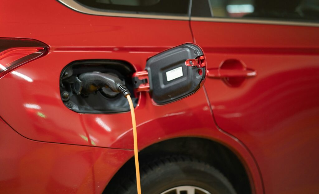 De ce încărcarea rapidă a mașinilor electrice în România este printre cele mai costisitoare din Europa, deși nu avem cel mai scump curent