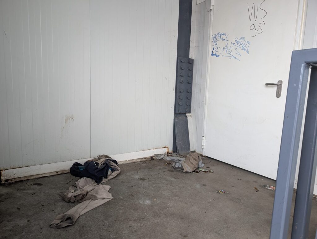 mizerie parcare pantelimon scări