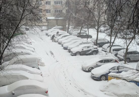 România, în viscol: Situația pe drumuri, zeci de mașini blocate în zăpadă și mii de case fără curent