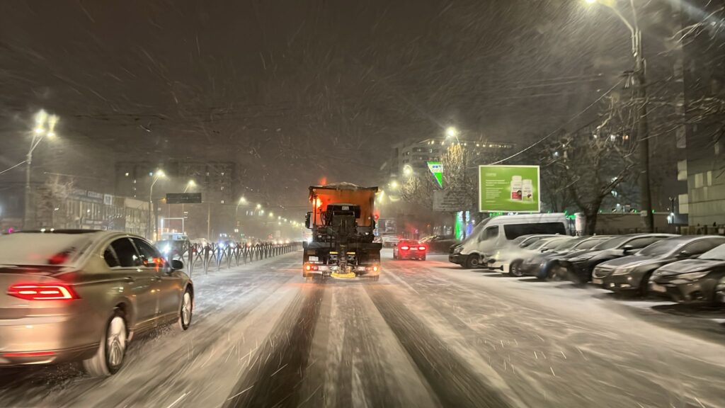 Trafic îngreunat de ninsoare pe A1 și A2. Zăpadă pe străzi și în București, accident cu 5 răniți pe DN6