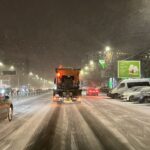 Trafic îngreunat de ninsoare pe A1 și A2. Zăpadă pe străzi în București și trenuri cu întârzieri mari
