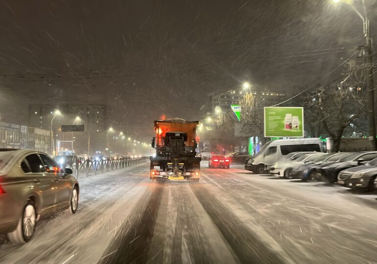 Trafic îngreunat de ninsoare pe A1 și A2. Zăpadă pe străzi în București și trenuri cu întârzieri mari