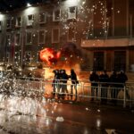 Proteste violente în Albania față de guvernul acuzat de corupție. Mii de oameni în stradă, unii au aruncat cu cocktailuri Molotov (Video)