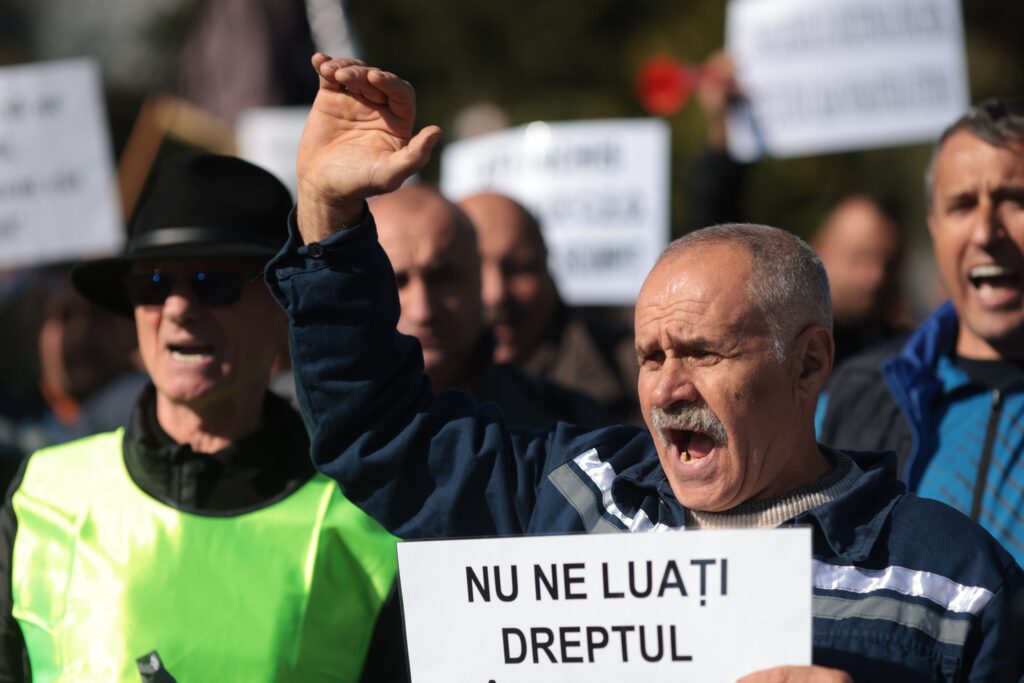 Minerii și energeticienii protestează în Piața Victoriei: Cer tichete de masă, vouchere și revenirea la vechile condiții de pensionare