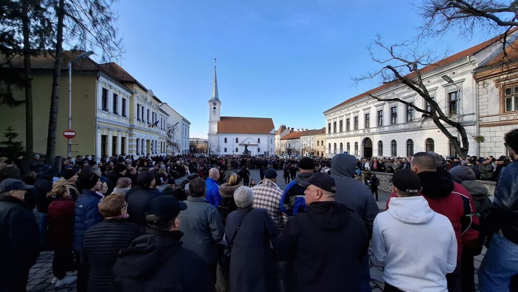 Protestele din cauza majorării taxelor se extind în Harghita: Scandări împotriva UDMR la Odorheiu Secuiesc