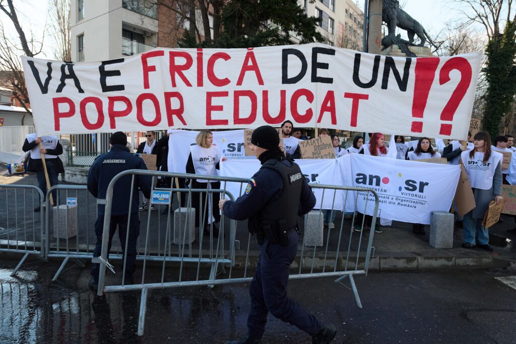 Profesorii și studenții, protest la Cotroceni și amenințări cu greva generală: Domnule președinte, ce mai faceți? (Foto&amp;Video)