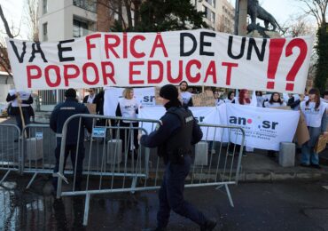România alocă de trei ori mai puțini bani pentru un elev decât media OCDE. 86% din cheltuielile școlilor se duc pe salarii