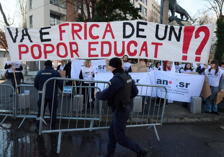 Profesorii și studenții, protest la Cotroceni și amenințări cu greva generală: Domnule președinte, ce mai faceți? (Foto&Video)