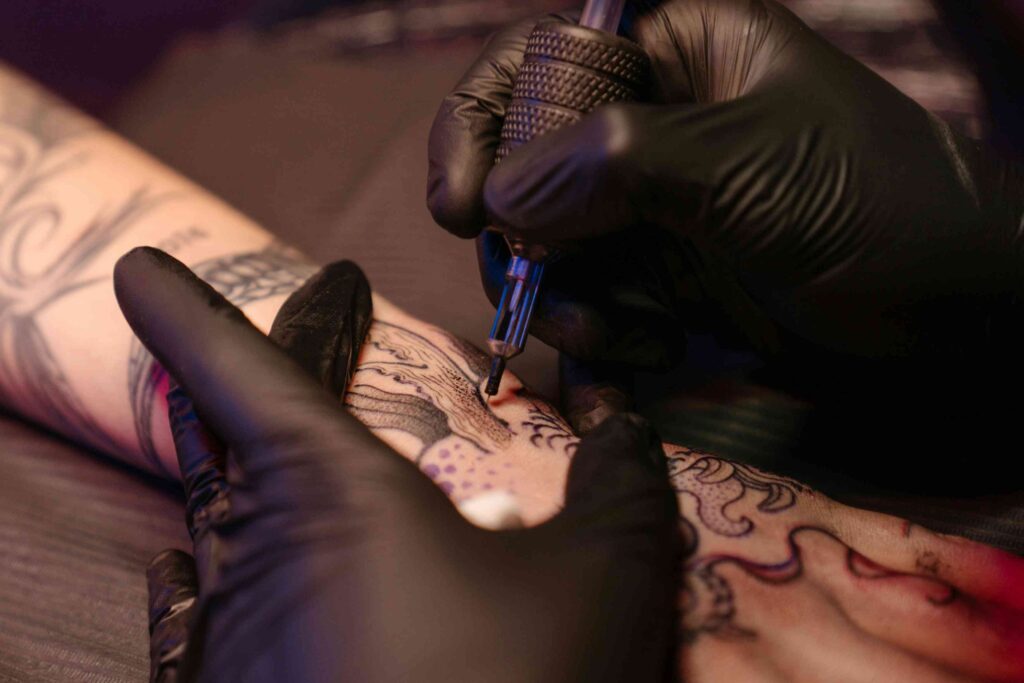 Cum poți ajunge să-ți pierzi vederea din cauza unui tatuaj