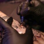 Cum poți ajunge să-ți pierzi vederea din cauza unui tatuaj