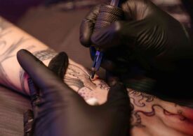 Cum poți ajunge să-ți pierzi vederea din cauza unui tatuaj. Medicii au identificat zeci de cazuri ale unei complicații rare