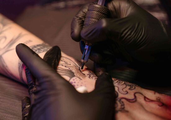 Cum poți ajunge să-ți pierzi vederea din cauza unui tatuaj. Medicii au identificat zeci de cazuri ale unei complicații rare