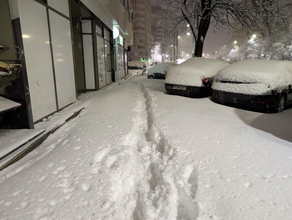 Meteorologii anunță ninsori și viscol în București și 16 județe pentru weekend. Se va depune un strat nou de zăpadă de până la 15 cm.