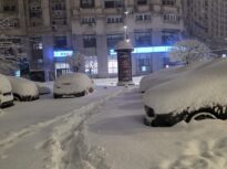 România în viscol: Sute de copaci și stâlpi s-au prăbușit. Zeci de mașini au fost avariate. 72.000 de case fără curent. Zboruri anulate, școli închise și trenuri cu 6 ore întârziere (Foto & Video)