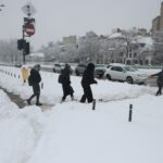 Amenzi de 44.000 de lei pentru agenții economici și asociațiile de proprietari din București care nu au deszăpezit trotuarele