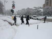 Amenzi de 44.000 de lei pentru agenții economici și asociațiile de proprietari din București care nu au deszăpezit trotuarele