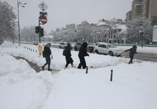 Amenzi de 44.000 de lei pentru agenții economici și asociațiile de proprietari din București care nu au deszăpezit trotuarele