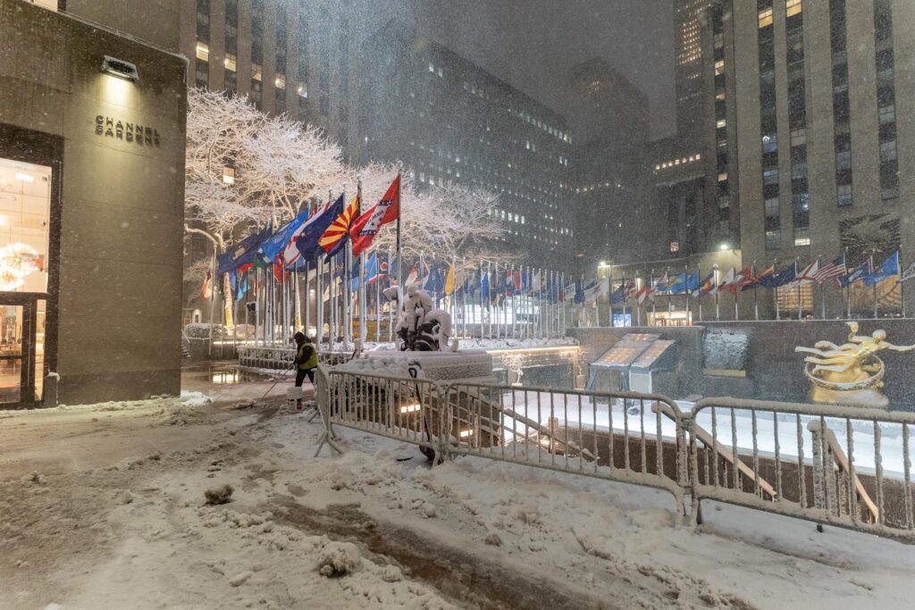Un viscol fără precedent lovește nord-estul SUA. New York-ul a decretat stare de urgență, a închis școlile, instituțiile publice și a interzis circulația (Video)