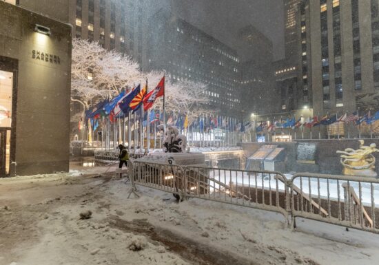 Un viscol fără precedent lovește nord-estul SUA. New York-ul a decretat stare de urgență, a închis școlile, instituțiile publice și a interzis circulația (Video)