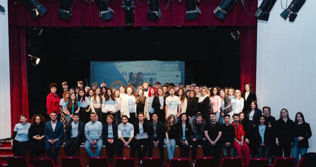 Peste 90% dintre liceeni cer spații sigure în școli și o comunicare mai bună cu profesorii. Ce soluții au găsit chiar ei pentru educație