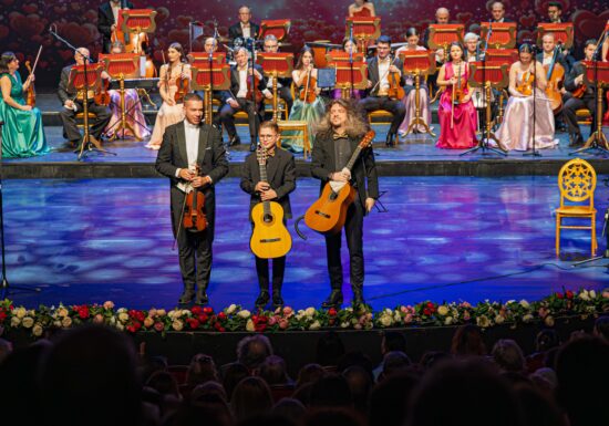 Gabriel Popescu, un tânăr chitarist de 12 ani, pe scena mare a Teatrului Național București, invitat în concertul „Simfonia iubirii”