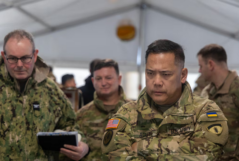 Un general american s-a îmbătat la Kiev și a uitat în tren hărți secrete