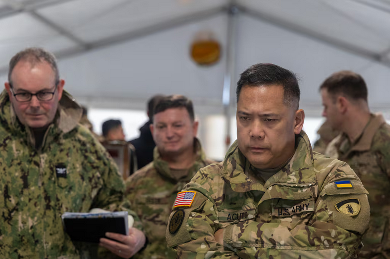 Un general american s-a îmbătat la Kiev și a uitat în tren hărți secrete