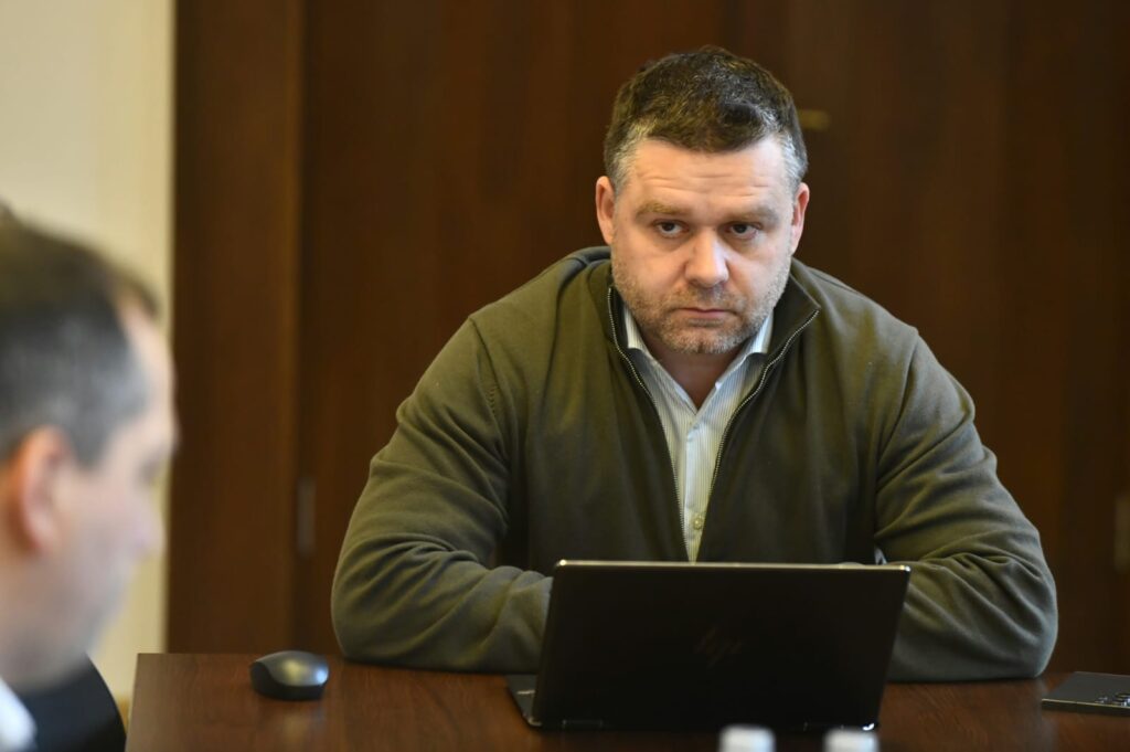 PSD și AUR au sabotat iar ședința de consiliu. Ciucu: Se cumpără consilieri generali prin diverse metode, jurnaliștii îmi spun că sunt abordați