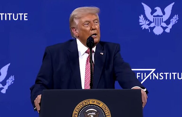 Trump, despre prințul moștenitor al Arabiei Saudite: „a ajuns să mă pupe în fund”. Declarația, în fața unor puternici investitori saudiți (Video)