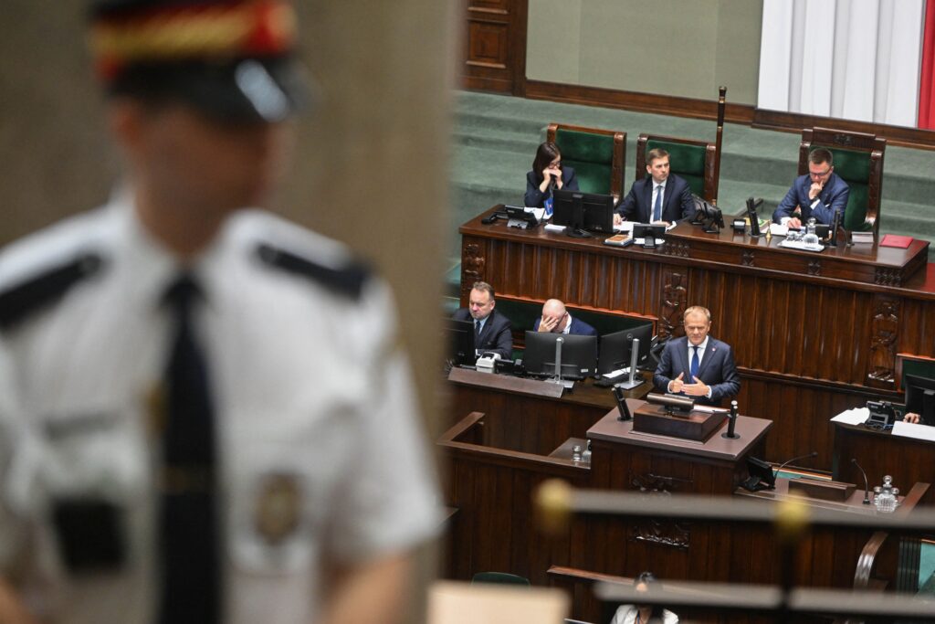 Polonia riscă să piardă 44 miliarde euro din cauza conflictului premier – președinte pe tema reînarmării