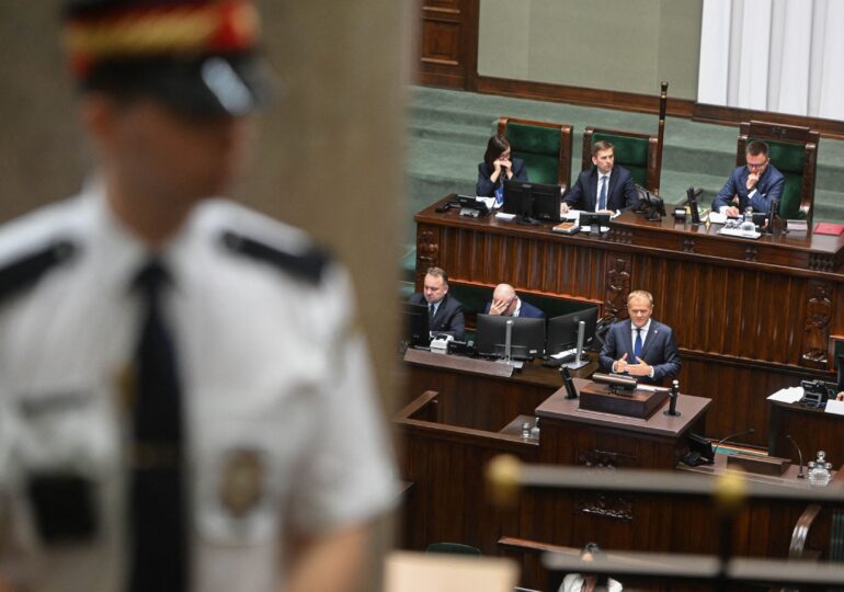 Polonia riscă să piardă 44 miliarde euro din cauza conflictului premier - președinte pe tema reînarmării