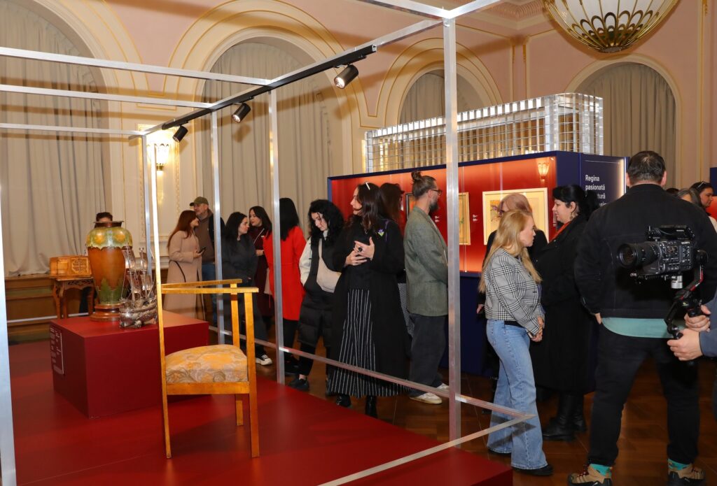 Cazinoul din Constanța a deschis două expoziții de excepție în parteneriat cu Art Safari: EA. Regina Maria și Marea și Sea Sisters. Povești la malul mării