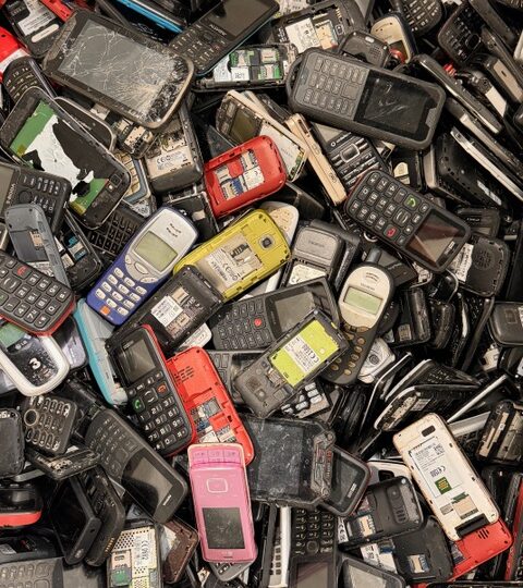 86% dintre români țin la sertar telefoanele mobile vechi. Aproape jumătate păstrează 2-3 dispozitive, iar unii au patru sau mai multe