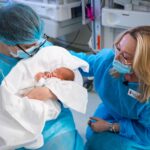 Salvați Copiii România trage un semnal de alarmă asupra importanței monitorizării sănătății mintale după naștere: Nașterile premature și spitalizarea îndelungată a nou-născutului reprezintă factori de risc