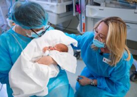 Salvați Copiii România trage un semnal de alarmă asupra importanței monitorizării sănătății mintale după naștere: Nașterile premature și spitalizarea îndelungată a nou-născutului reprezintă factori de risc