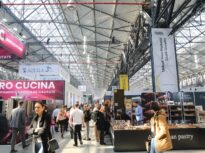 Interesele familiei Negoiță. Hala Laminor va înghiți încă 30 de milioane de euro din bani publici