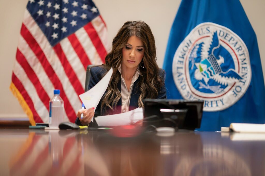 Trump a dat-o afară pe Kristi Noem, șefa Departamentului de Securitate Internă