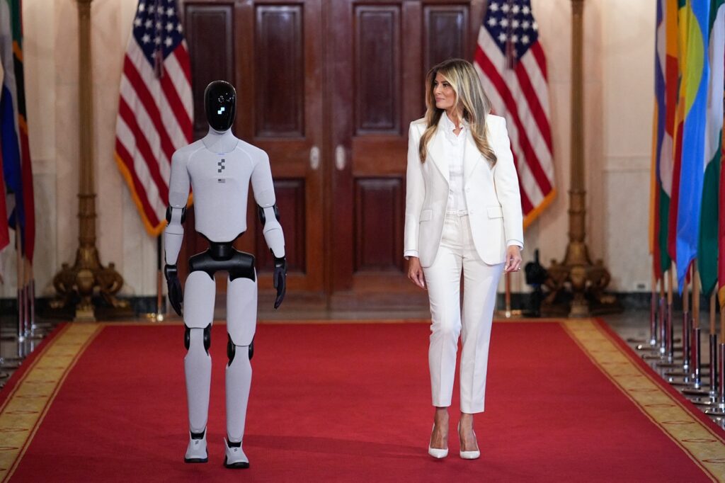 Imaginile zilei: Melania Trump, însoțită de un robot la Casa Albă (Video)