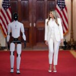 Imaginile zilei: Melania Trump, însoțită de un robot la Casa Albă (Video)