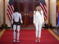 Imaginile zilei: Melania Trump, însoțită de un robot la Casa Albă (Video)