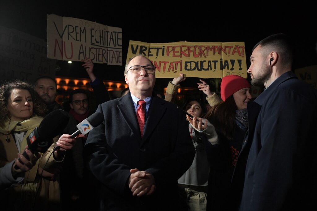Protest al studenților în Piața Victoriei: Ministrul Educației a venit să vorbească cu ei (Video)