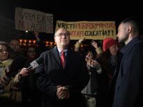 Protest al studenților în Piața Victoriei: Ministrul Educației a venit să vorbească cu ei (Video)