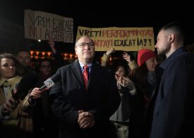 Protest al studenților în Piața Victoriei: Ministrul Educației a venit să vorbească cu ei (Video)