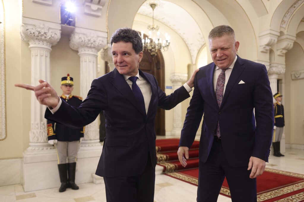 Băiatul rău al UE, Robert Fico, a venit în România în timp ce acasă este implicat într-un scandal uriaș (Foto & Video)
