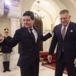 Băiatul rău al UE, Robert Fico, a venit în România în timp ce acasă este implicat într-un scandal uriaș (Foto & Video)