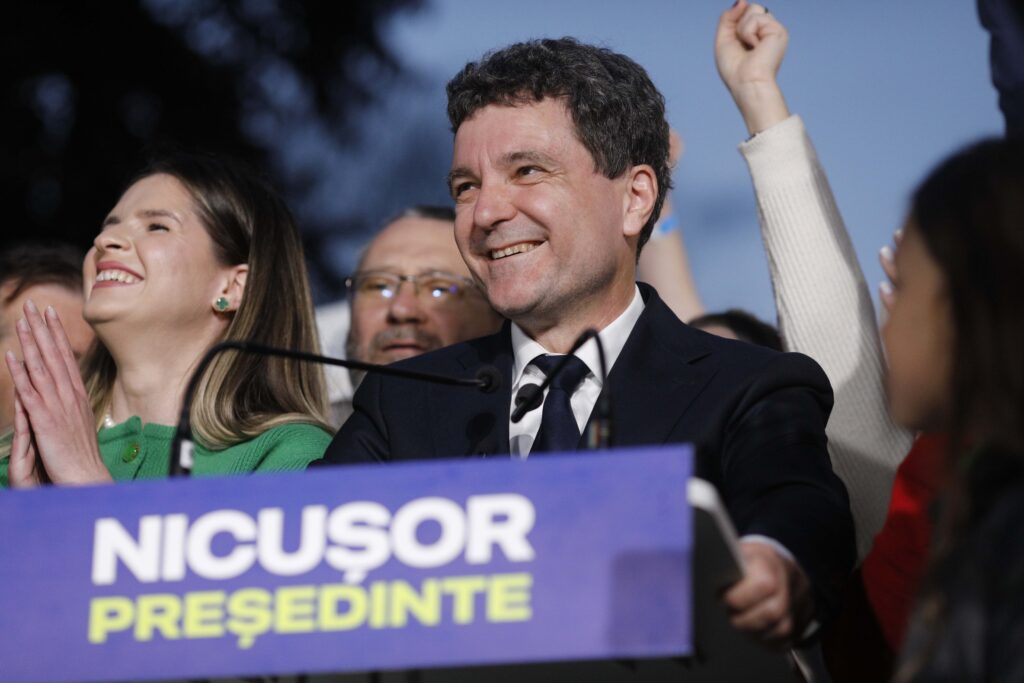 Nașul politic al lui Nicușor Dan consideră că acesta face jocul PSD