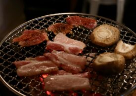 Sezonul grătarelor începe: ce nu trebuie să lipsească din arsenalul unui adevărat pasionat al gătitului în aer liber