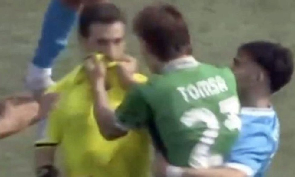 Un fotbalist român a agresat fizic un arbitru în Italia